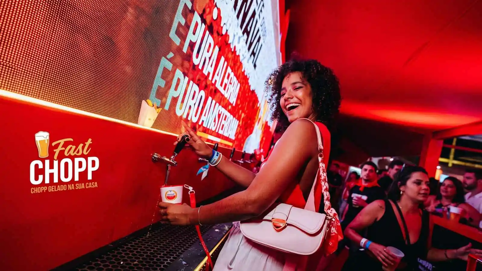 Fast Chopp em operação no Carnaval, com estrutura de 160 torneiras