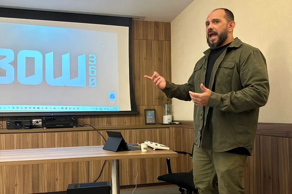 Rafael Mendes conduzindo o treinamento presencial na Barra da Tijuca, com a marca BOW 360 no telão